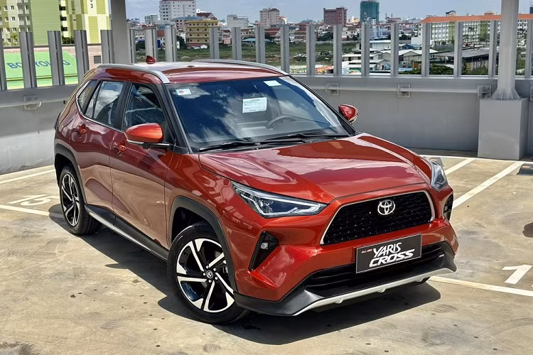 Không chỉ đắt hơn, Toyota Yaris Cross 2023 ở thị trường Campuchia còn chỉ có 1 tùy chọn động cơ và hộp số. Theo đó, mẫu xe này dùng động cơ xăng có mã 2NR-VE với 4 xi-lanh, dung tích 1.5L, sản sinh công suất tối đa 105 mã lực và mô-men xoắn cực đại 138 Nm. Động cơ kết hợp với hộp số tự động biến thiên vô cấp CVT và hệ dẫn động cầu trước. Trong khi đó, hệ truyền động hybrid và hộp số sàn không được trang bị cho Toyota Yaris Cross 2023 ở Campuchia.