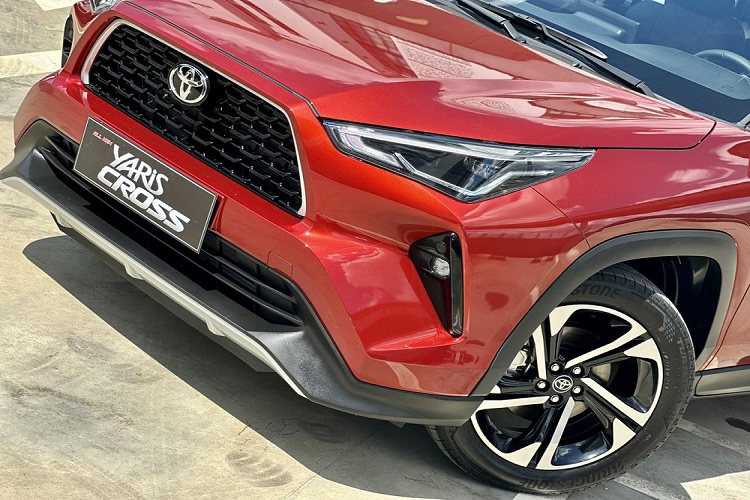 Những trang bị còn lại của Toyota Yaris Cross 2023 ở thị trường Campuchia về cơ bản là giống xe tại Indonesia. Theo đó, xe cũng sở hữu đèn pha LED, dải đèn LED định vị ban ngày, gương chiếu hậu tự động gập, tích hợp đèn chào mừng LED, vành hợp kim 18 inch và lốp 215/55R18.