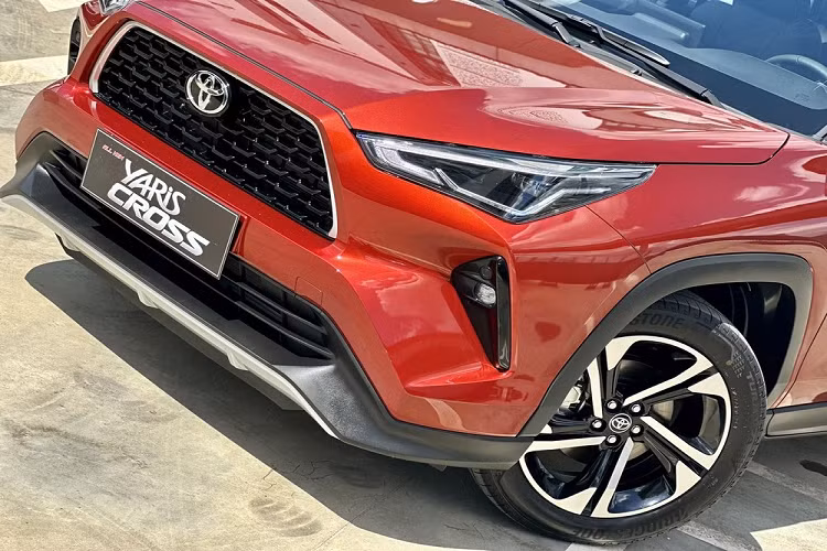Những trang bị còn lại của Toyota Yaris Cross 2023 ở thị trường Campuchia về cơ bản là giống xe tại Indonesia. Theo đó, xe cũng sở hữu đèn pha LED, dải đèn LED định vị ban ngày, gương chiếu hậu tự động gập, tích hợp đèn chào mừng LED, vành hợp kim 18 inch và lốp 215/55R18.
