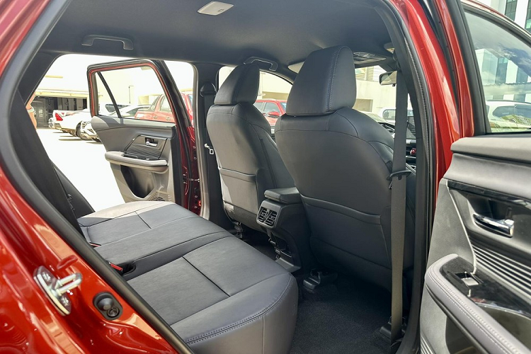 Như vậy, xe sẽ không có cửa sổ trời hay màn hình hiển thị thông tin kính lái HUD như ở Indonesia. Trong khi đó, trang bị an toàn của Toyota Yaris Cross 2023 dành cho thị trường Campuchia bao gồm 6 túi khí, phanh đĩa trước/sau, phanh tay điện tử, tự động giữ phanh tạm thời,...