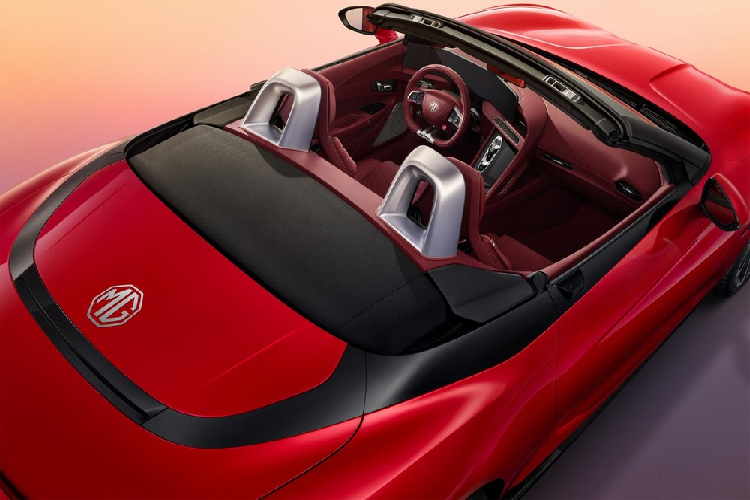 Ngoài ra xe còn có thêm 1 số chi tiết kim loại, đồng thời theo tuyên bố chính thức thì bảng điều khiển được làm bằng sợi carbon và ghế thể thao hình chữ Y mang đến chất thể thao riêng cho xe.