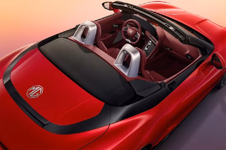 Ngoài ra xe còn có thêm 1 số chi tiết kim loại, đồng thời theo tuyên bố chính thức thì bảng điều khiển được làm bằng sợi carbon và ghế thể thao hình chữ Y mang đến chất thể thao riêng cho xe.