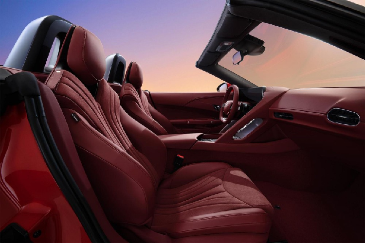 Kế đến là 2 hộc đựng cốc, trên cùng có vài nút bấm chỉnh các chế độ sưởi, thông số... Những hình ảnh nội thất của MG Cyberster cho thấy, xe được nhuộm màu khoang lái hoàn toàn với màu đỏ.