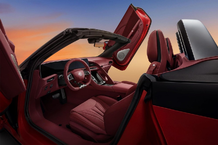 Điểm khác biệt đầu tiên chính là việc xe có vô-lăng sử dụng loại 5 chấu kép, thay vì vô lăng xe đua như trước. Tiếp đến là việc chiếc xe thể thao chạy bằng điện của MG sẽ không có màn hình điều khiển trung tâm truyền thống mà có một đồng hồ LCD ba vòng bao quanh phía trước người lái, rất tương lai. 