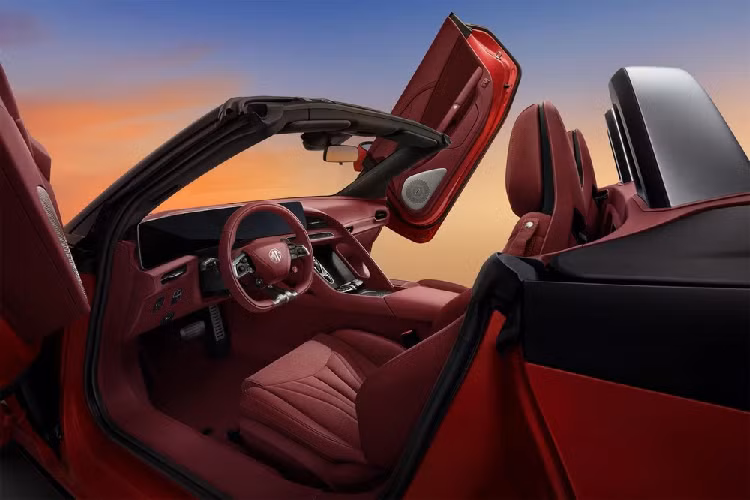 Điểm khác biệt đầu tiên chính là việc xe có vô-lăng sử dụng loại 5 chấu kép, thay vì vô lăng xe đua như trước. Tiếp đến là việc chiếc xe thể thao chạy bằng điện của MG sẽ không có màn hình điều khiển trung tâm truyền thống mà có một đồng hồ LCD ba vòng bao quanh phía trước người lái, rất tương lai. 