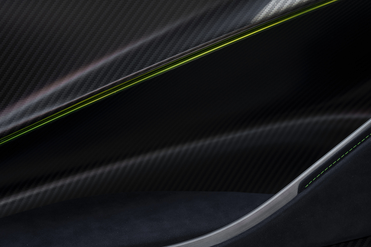 Valhalla trang bị hộp số DCT 8 cấp hoàn toàn mới được chế tạo riêng cho Aston Martin, hộp số mới này được phát triển đặc biệt cho kỷ nguyên hybrid. Với tính năng đảo ngược điện tử (sử dụng động cơ điện của PHEV tiết kiệm trọng lượng bằng cách loại bỏ về số lùi thông thường), hộp số cũng có vi sai hạn chế trượt điện tử (E-Diff) ở trục sau để có lực kéo tối đa và khả năng xử lý linh hoạt .