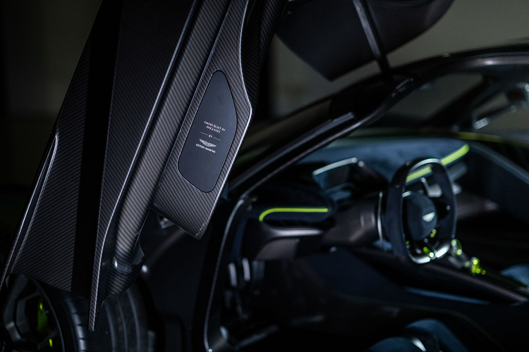 Cánh gió sau bằng carbon có khả năng điều chỉnh tùy tăng khả năng bám đường nhưng vẫn đảm bảo khí động học khi tăng tốc. Ở dải tốc độ 150 mp/h khoảng 241 km/h, khí động học chủ động của xe tăng cường lực ép xuống mặt đường 600kg, đủ cho khả năng vào cua tốc độ cao mạnh mẽ và độ ổn định.