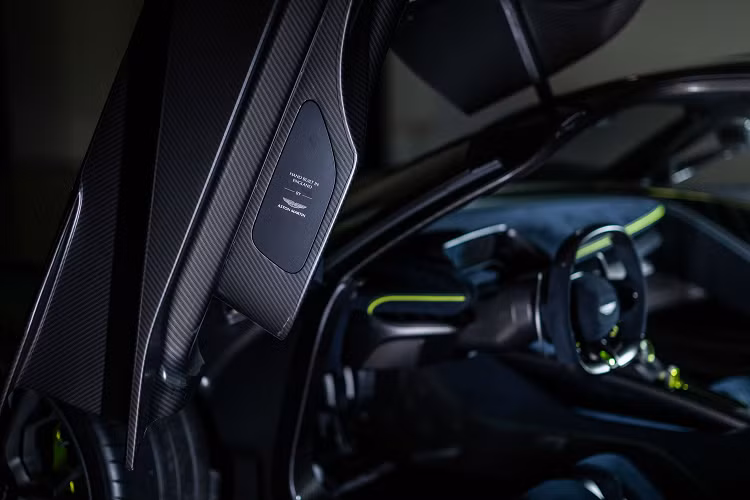 Cánh gió sau bằng carbon có khả năng điều chỉnh tùy tăng khả năng bám đường nhưng vẫn đảm bảo khí động học khi tăng tốc. Ở dải tốc độ 150 mp/h khoảng 241 km/h, khí động học chủ động của xe tăng cường lực ép xuống mặt đường 600kg, đủ cho khả năng vào cua tốc độ cao mạnh mẽ và độ ổn định.