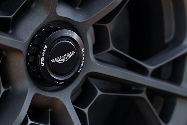 Đối với chế độ EV, xe sẽ sử dụng năng lượng ở trục trước và các chế độ lái khác năng lượng pin sẽ phân bổ giữa trục trước và sau. Trong một số trường hợp nhất định, 100% năng lượng pin có thể được chuyển đến trục sau, bổ sung toàn bộ sức mạnh của động cơ đốt trong V8 để đạt hiệu suất tối đa.