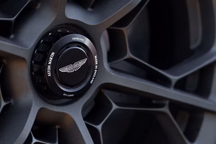 Đối với chế độ EV, xe sẽ sử dụng năng lượng ở trục trước và các chế độ lái khác năng lượng pin sẽ phân bổ giữa trục trước và sau. Trong một số trường hợp nhất định, 100% năng lượng pin có thể được chuyển đến trục sau, bổ sung toàn bộ sức mạnh của động cơ đốt trong V8 để đạt hiệu suất tối đa.