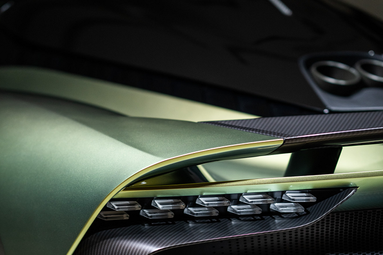 Một hốc gió đặc biệt cung cấp không khí trực tiếp vào các cửa hút của động cơ V8. Các cửa hút và lỗ thông hơi bổ sung ở bên và phía sau được tích hợp nhuần nhuyễn vào thiết kế thân xe tổng thể. Valhalla - siêu xe động cơ đặt giữa sản xuất hàng loạt đầu tiên của thương hiệu hạng sang sẽ có sẵn tuỳ chọn tay lái bên trái và bên phải.