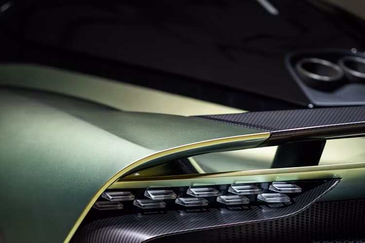 Một hốc gió đặc biệt cung cấp không khí trực tiếp vào các cửa hút của động cơ V8. Các cửa hút và lỗ thông hơi bổ sung ở bên và phía sau được tích hợp nhuần nhuyễn vào thiết kế thân xe tổng thể. Valhalla - siêu xe động cơ đặt giữa sản xuất hàng loạt đầu tiên của thương hiệu hạng sang sẽ có sẵn tuỳ chọn tay lái bên trái và bên phải.