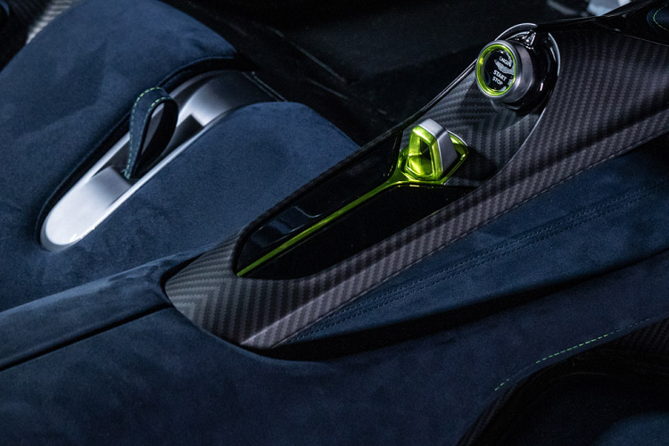 Aston Martin chỉ sản xuất giới hạn 999 chiếc Valhalla trên toàn cầu, trước đó thương hiệu Anh quốc chỉ dự kiến sản xuất 500 xe. Siêu xe động cơ đặt giữa mới của Aston Martin Valhalla concept ra mắt năm 2019 và được giới thiệu nằm dưới Valkyrie.