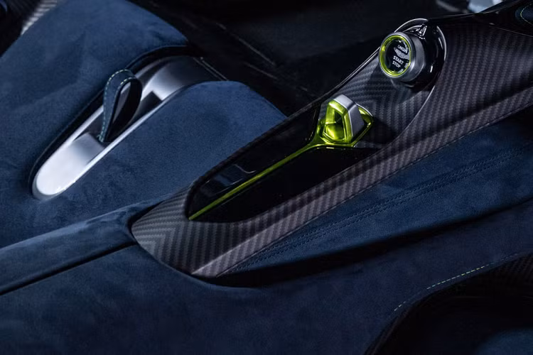 Aston Martin chỉ sản xuất giới hạn 999 chiếc Valhalla trên toàn cầu, trước đó thương hiệu Anh quốc chỉ dự kiến sản xuất 500 xe. Siêu xe động cơ đặt giữa mới của Aston Martin Valhalla concept ra mắt năm 2019 và được giới thiệu nằm dưới Valkyrie.