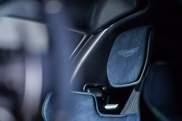 Với trọng lượng khô dưới 1550kg, Valhalla có tỷ lệ công suất trên trọng lượng vượt trội các đối thủ cùng hạng. Thừa hưởng triết lý khí động học lấy cảm hứng từ Công thức 1 của siêu xe Aston Martin Valkyrie, Valhalla kết hợp các bề mặt khí động học chủ động, cụ thể các bề mặt phía trước và cánh gió phía sau tạo thành luồng không khí bên dưới gầm xe.