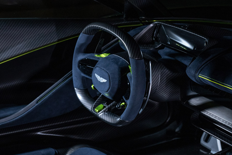 Riêng hệ thống điện cho công suất 201 mã lực (204 PS), tổng công suất của Valhalla đạt 997 mã lực (1.012 PS). Khối động cơ này cho phép Valhalla đạt được tốc độ tối đa 350 km/h, tăng tốc 0-100 km/h trong 2,5 giây.