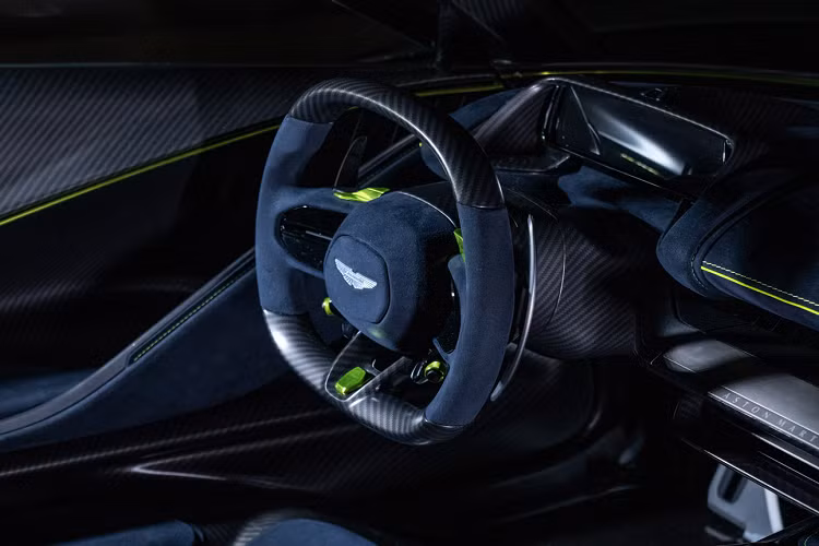 Riêng hệ thống điện cho công suất 201 mã lực (204 PS), tổng công suất của Valhalla đạt 997 mã lực (1.012 PS). Khối động cơ này cho phép Valhalla đạt được tốc độ tối đa 350 km/h, tăng tốc 0-100 km/h trong 2,5 giây.