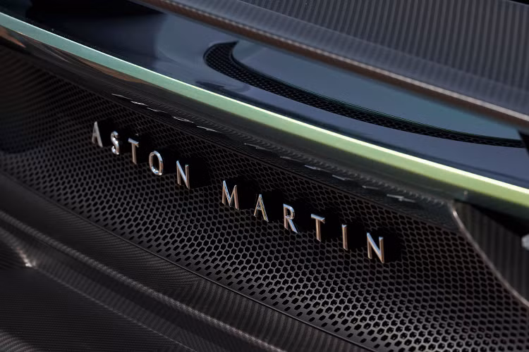 Hiệu suất hoàn toàn được hỗ trợ thêm bởi E-Motor và V8 ICE có thể chạy đồng thời các bánh răng khác nhau trong DCT, cho phép tạo ra mô-men xoắn cực đại 1000Nm. Ở chế độ chạy điện, Valhalla có thể đạt tốc độ tối đa 80 mp/h khoảng 130 km/h và phạm vi không phát thải là 15 km, dự đoán CO2 (WLTP) ít hơn 200g/km.