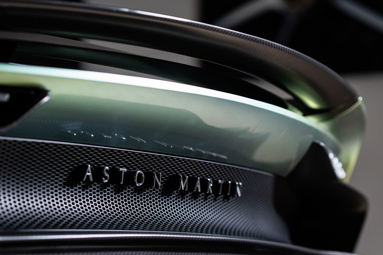 Bộ khung của Valhalla sử dụng vật liệu carbon mới tăng độ cứng tối đa với trọng lượng giảm. Nổi bật hệ thống treo trước thanh đẩy kiểu Công thức 1 hoàn chỉnh với lò xo và bộ giảm chấn gắn bên trong giúp giảm khối lượng.