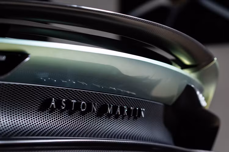 Bộ khung của Valhalla sử dụng vật liệu carbon mới tăng độ cứng tối đa với trọng lượng giảm. Nổi bật hệ thống treo trước thanh đẩy kiểu Công thức 1 hoàn chỉnh với lò xo và bộ giảm chấn gắn bên trong giúp giảm khối lượng.