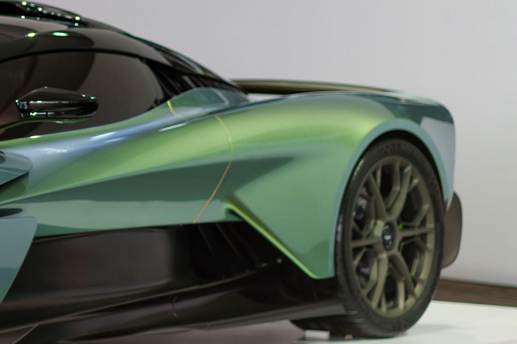 Để tuân thủ các yêu cầu quy định mới nhất, Valhalla cũng kết hợp Hệ thống hỗ trợ người lái tiên tiến mới nhất gồm Phanh khẩn cấp tự động, Cảnh báo va chạm phía trước, Kiểm soát hành trình chủ động, Giám sát điểm mù và Camera đỗ xe phía sau (với tùy chọn Chế độ xem xung quanh).