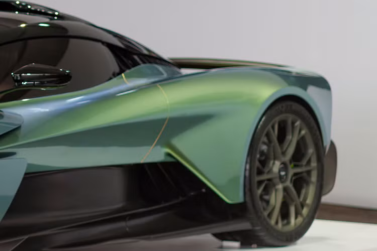 Để tuân thủ các yêu cầu quy định mới nhất, Valhalla cũng kết hợp Hệ thống hỗ trợ người lái tiên tiến mới nhất gồm Phanh khẩn cấp tự động, Cảnh báo va chạm phía trước, Kiểm soát hành trình chủ động, Giám sát điểm mù và Camera đỗ xe phía sau (với tùy chọn Chế độ xem xung quanh).