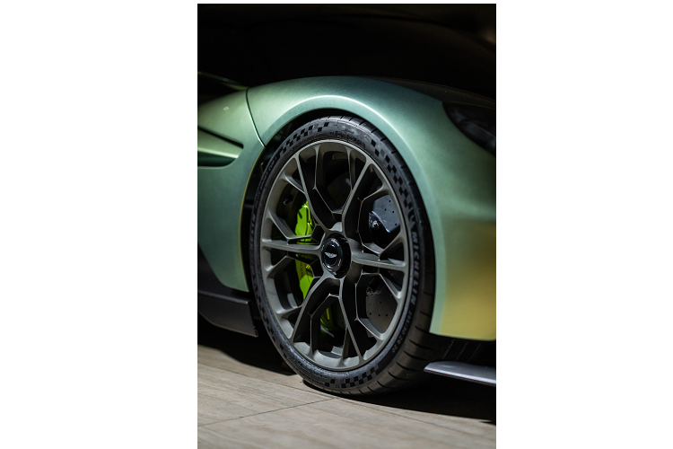 Nếu sử dụng toàn bộ sức mạnh công suất, Valhalla sẽ đạt tốc độ tối đa 217 mp/h khoảng 350km/h. Khả năng tăng tốc từ 0-100 km trong 2,5 giây. Với sức mạnh này và khí động học chủ động tạo ra 600 kg lực ép xuống mặt đường, mục tiêu của Valhalla sẽ chinh phục vòng đua Nürburgring Nordschleife dưới 6:30.