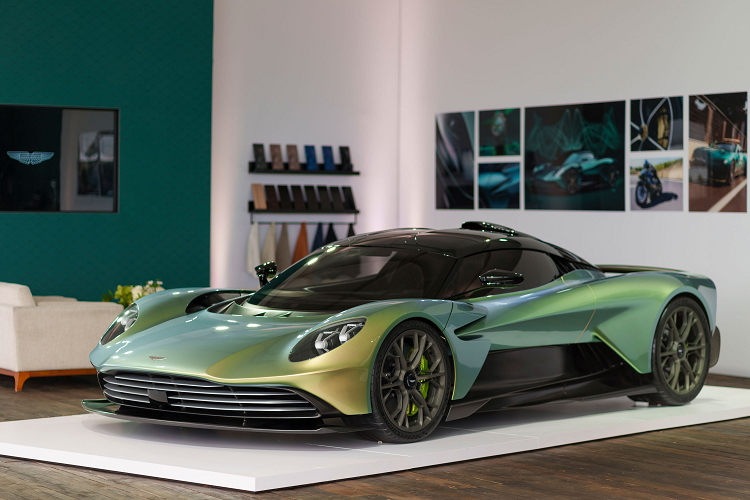 Chủ tịch điều hành của Aston Martin - ông Lawrence Stroll cho biết: “Siêu xe động cơ đặt giữa đầu tiên trong chuỗi sản phẩm của Aston Martin, Valhalla giới hạn là chuyển hoá thực sự đối với thương hiệu siêu sang này. Valhalla thể hiện cam kết của Aston Martin trong việc chế tạo loạt xe tập trung vào người lái với động cơ đặt giữa đặc biệt, một giai đoạn quan trọng tiếp theo trong việc mở rộng dòng sản phẩm của chúng tôi”.
