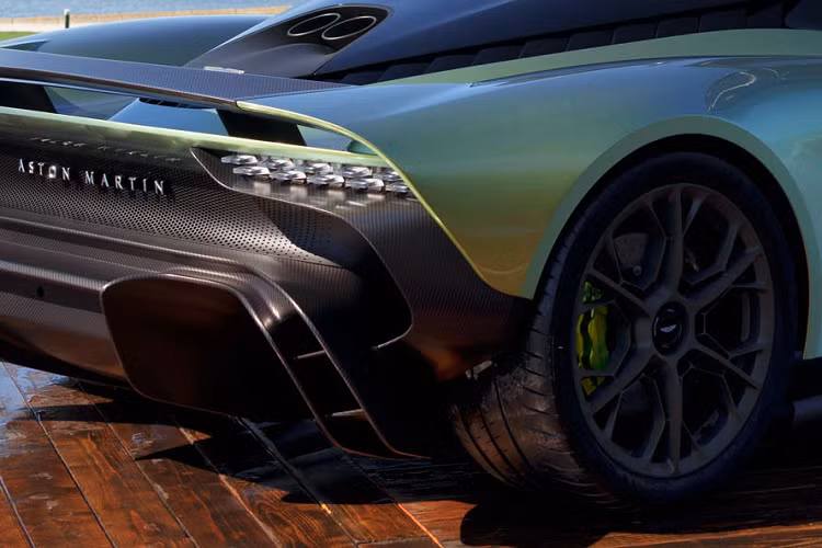 Hệ thống Aston Martin HMI mới cải tiến có màn hình cảm ứng trung tâm và tích hợp Apple CarPlay và Android Auto. Xe sẽ có bàn đạp cố định và ghế di động, gác chân cũng được nâng lên để có tư thế ngồi thấp từ hông đến gót chân, giống như xe Công thức 1.