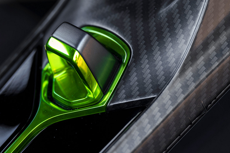 Sự phát triển Valhalla là nhiệm vụ của nhóm động lực học từng đoạt giải thưởng của Aston Martin và được bổ sung bởi các tài năng tuyệt vời gồm tay đua của Đội đua Công thức 1 của Aston Martin - Cognizant, những người sẽ đưa ra quan điểm vô giá của họ cho dự án và mang lại tính xác thực hơn cho một chiếc xe hơi tự hào có mối liên hệ rõ ràng như vậy với các cỗ máy Grand Prix của Aston Martin.