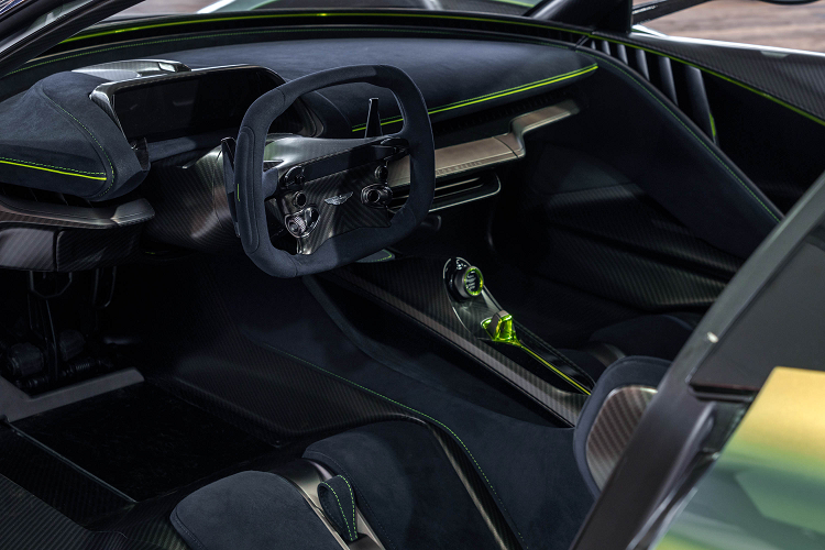 Đồng thời hệ thống nâng trục trước sẽ nâng mũi xe để cải thiện góc tiếp cận trên những đường nghiêng khó xử. Hệ thống phanh Carbon Ceramic Matrix - Ma trận gốm carbon hiệu suất cao đảm bảo khả năng dừng đặc biệt và lốp Michelin đặt riêng có kích thước bánh trước 20 inch và bánh sau 21 inch được phát triển riêng cho Valhalla mang đến sự hoàn hảo cuối cùng.