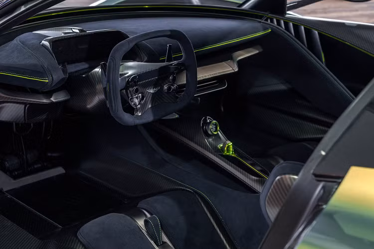 Đồng thời hệ thống nâng trục trước sẽ nâng mũi xe để cải thiện góc tiếp cận trên những đường nghiêng khó xử. Hệ thống phanh Carbon Ceramic Matrix - Ma trận gốm carbon hiệu suất cao đảm bảo khả năng dừng đặc biệt và lốp Michelin đặt riêng có kích thước bánh trước 20 inch và bánh sau 21 inch được phát triển riêng cho Valhalla mang đến sự hoàn hảo cuối cùng.