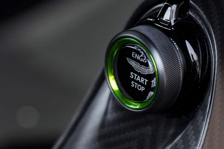 Những chiếc siêu xe đương đại không chỉ bắt mắt khi nhìn và cảm giác lái thú vị, mà còn phản ánh chân thực công nghệ được sử dụng trong bộ môn đua xe thể thao ở cấp độ cao nhất. Vì vậy, Valhalla luôn đi đầu và cũng là chiếc xe đua đường trường đích thực của Aston Martin, được thiết kế để người lái tận hưởng trọn vẹn.