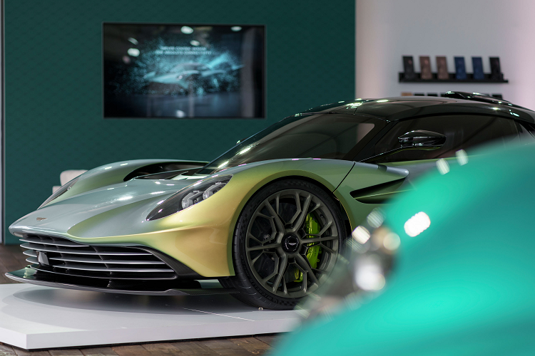 Trái tim của Valhalla là hệ thống truyền động PHEV hoàn toàn mới, có ba động cơ. Động cơ tăng áp kép V8 4.0L công suất 788 mã lực tại (800 PS) 7.200 vòng/phút kết hợp hệ thống hybrid pin 150kW/400V một mô tơ gắn ở phía trước và một mô tơ phía sau.