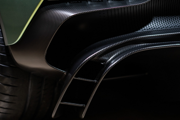 Chi tiết này gia tăng sự hấp dẫn của Valhalla ở nhiều thị trường khác nhau. Không gian buồng lái Valhalla đã được tăng lên so với Aston Martin Valkyrie, mặc dù vẫn còn nhiều dấu ấn lấy cảm hứng từ Công thức 1 như thiết kế buồng lái lùi về phía sau với công thái học đơn giản, rõ ràng tập trung xung quanh người lái.