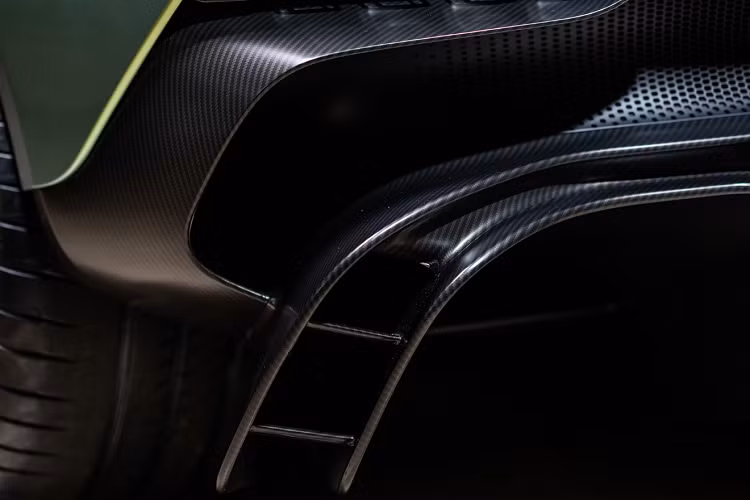 Chi tiết này gia tăng sự hấp dẫn của Valhalla ở nhiều thị trường khác nhau. Không gian buồng lái Valhalla đã được tăng lên so với Aston Martin Valkyrie, mặc dù vẫn còn nhiều dấu ấn lấy cảm hứng từ Công thức 1 như thiết kế buồng lái lùi về phía sau với công thái học đơn giản, rõ ràng tập trung xung quanh người lái.