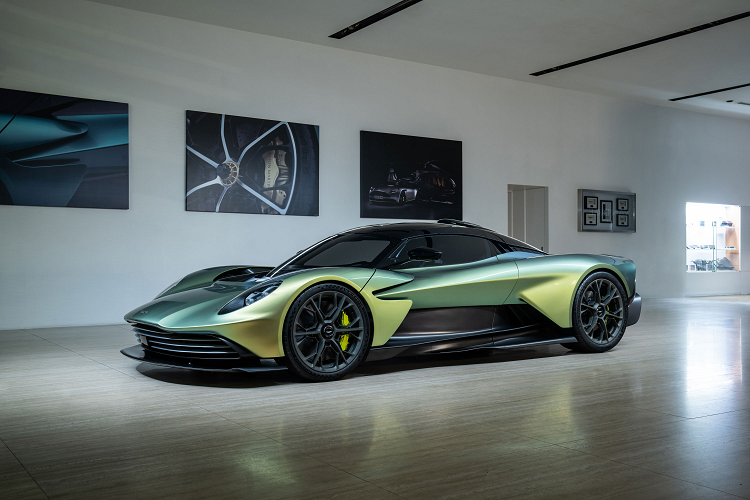 Không chỉ đắt nhất, chiếc Aston Martin Valhalla của Đặng Lê Nguyên Vũ còn là cột mốc khi là mẫu hybird đầu tiên của hãng xe Anh quốc trong lịch sử 100 năm. Valhalla được phát triển từ mẫu xe concept AM-RB 03 mang sứ mệnh mở rộng danh mục mẫu xe để phản ánh sự hiện diện của Aston Martin trong Công thức 1