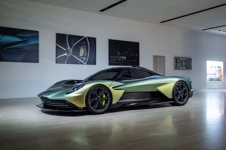 Không chỉ đắt nhất, chiếc Aston Martin Valhalla của Đặng Lê Nguyên Vũ còn là cột mốc khi là mẫu hybird đầu tiên của hãng xe Anh quốc trong lịch sử 100 năm. Valhalla được phát triển từ mẫu xe concept AM-RB 03 mang sứ mệnh mở rộng danh mục mẫu xe để phản ánh sự hiện diện của Aston Martin trong Công thức 1