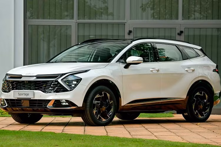 Kia Sorento giảm giá sâu nhất. Cụ thể, Sorento Hybrid được giảm đến 75 triệu đồng cho phiên bản thường (máy dầu 2.2D Premium AWD).