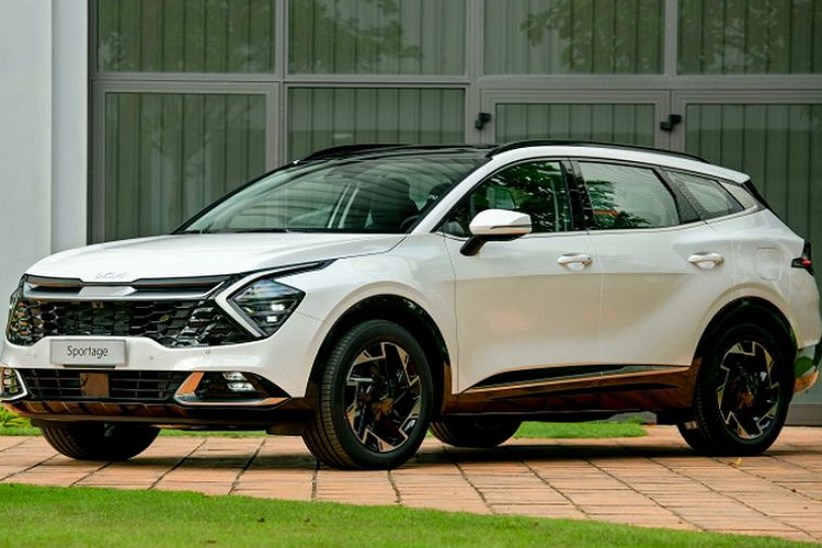 Kia Sorento giảm giá sâu nhất. Cụ thể, Sorento Hybrid được giảm đến 75 triệu đồng cho phiên bản thường (máy dầu 2.2D Premium AWD).