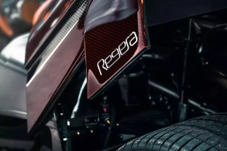 Cụ thể là trong hành trình phượt từ Hà Nội đi Hải Dương, chiếc siêu xe Koenigsegg Regera triệu đô đã bị hỏng, Hoàng Kim Khánh nhanh chóng đưa xe về lại Sài Gòn để sửa chữa