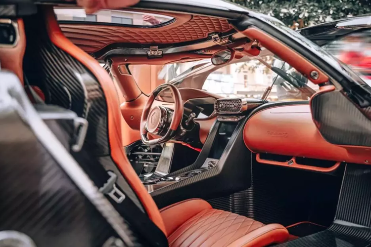 Cụ thể, trong 1 tấm ảnh chụp lại có nội dung thư mời của hãng xe Thụy Điển đến với đại gia Hải Dương rằng sang nhà máy, để họ bàn giao lại chiếc Koenigsegg Regera sau hơn 1 năm sửa chữa.