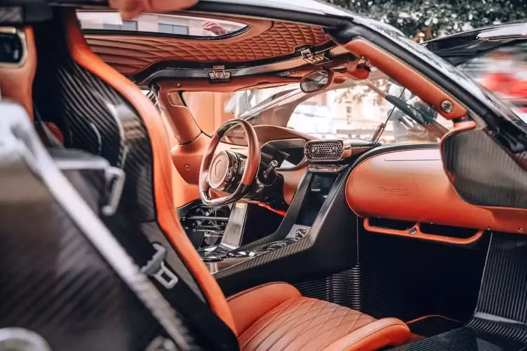 Cụ thể, trong 1 tấm ảnh chụp lại có nội dung thư mời của hãng xe Thụy Điển đến với đại gia Hải Dương rằng sang nhà máy, để họ bàn giao lại chiếc Koenigsegg Regera sau hơn 1 năm sửa chữa.