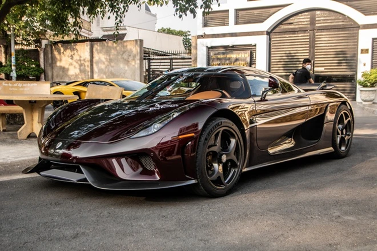 Công suất tổng cộng trên siêu xe Koenigsegg Regera là 1.500 mã lực, qua đó, trở thành siêu xe đắt và mạnh nhất tại dải đất hình chữ S hiện nay. Mô-men xoắn cực đại của xe Koenigsegg Regera sẽ là 2.000 Nm.
