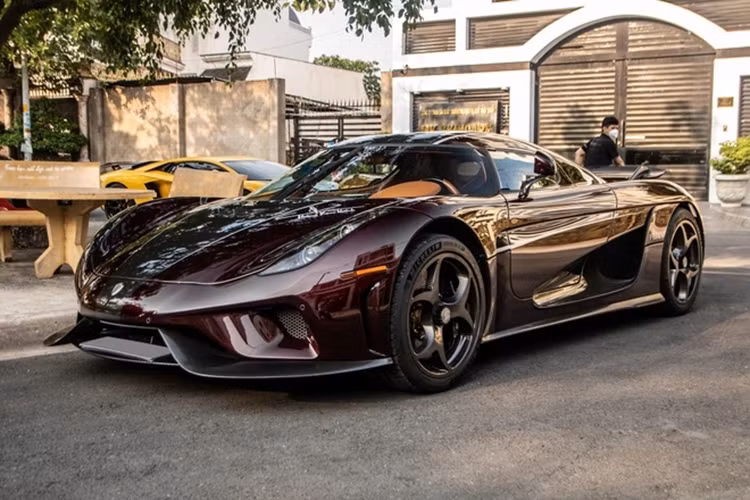 Công suất tổng cộng trên siêu xe Koenigsegg Regera là 1.500 mã lực, qua đó, trở thành siêu xe đắt và mạnh nhất tại dải đất hình chữ S hiện nay. Mô-men xoắn cực đại của xe Koenigsegg Regera sẽ là 2.000 Nm.