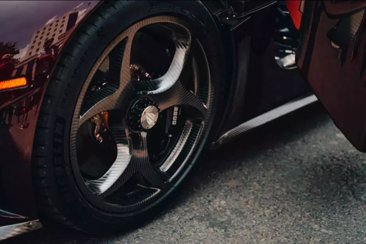 Anh mất hơn 1 năm để chờ siêu xe Koenigsegg Regera từ Mỹ về Campuchia, làm các thủ tục để được thông quan qua cửa khẩu nước ta, nhưng chỉ mới chạy xe được vài ngày, siêu phẩm này gặp sự cố.