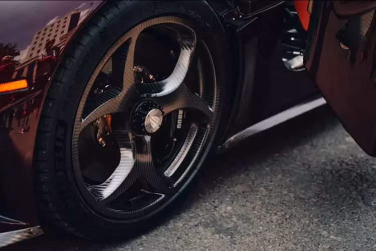 Anh mất hơn 1 năm để chờ siêu xe Koenigsegg Regera từ Mỹ về Campuchia, làm các thủ tục để được thông quan qua cửa khẩu nước ta, nhưng chỉ mới chạy xe được vài ngày, siêu phẩm này gặp sự cố.