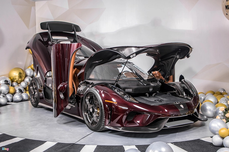Siêu phẩm Koenigsegg Regera được Hoàng Kim Khánh cho đi sửa chữa tận Thụy Điển được trang bị hệ dẫn động hybrid bao gồm động cơ máy xăng V8, Biturbo, dung tích 5.0 lít kết hợp cùng 3 mô-tơ điện.