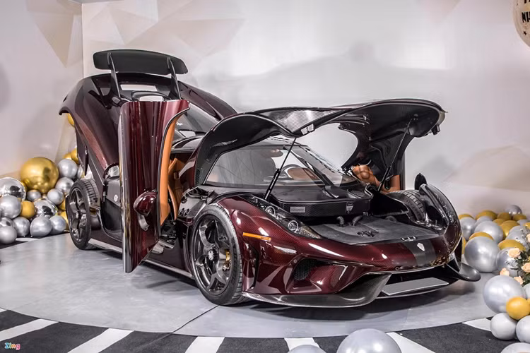 Siêu phẩm Koenigsegg Regera được Hoàng Kim Khánh cho đi sửa chữa tận Thụy Điển được trang bị hệ dẫn động hybrid bao gồm động cơ máy xăng V8, Biturbo, dung tích 5.0 lít kết hợp cùng 3 mô-tơ điện.
