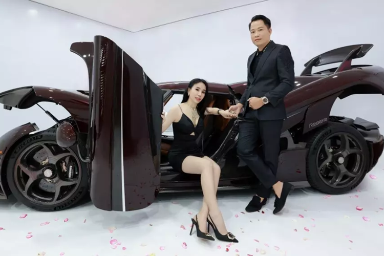 Trong số gần 10 bom tấn megacar và hypercar đang xuất hiện tại dải đất hình chữ S, siêu phẩm Koenigsegg Regera độc nhất Việt Nam có số phận lận đận nhất, chủ nhân của nó là ông Hoàng Kim Khánh, 1 đại gia sinh ra ở Hải Dương, bén duyên trong ngành làm đẹp.
